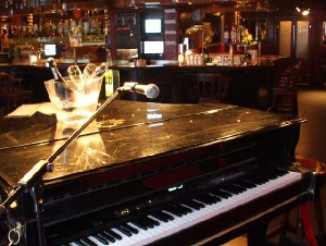 PIANO BAR MAXIM